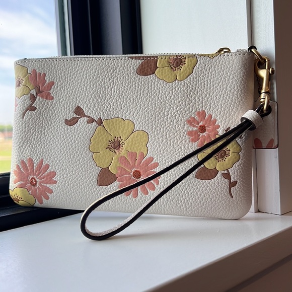 Brand NEW Small Wristlet with Floral Print - Picture 3 of 5